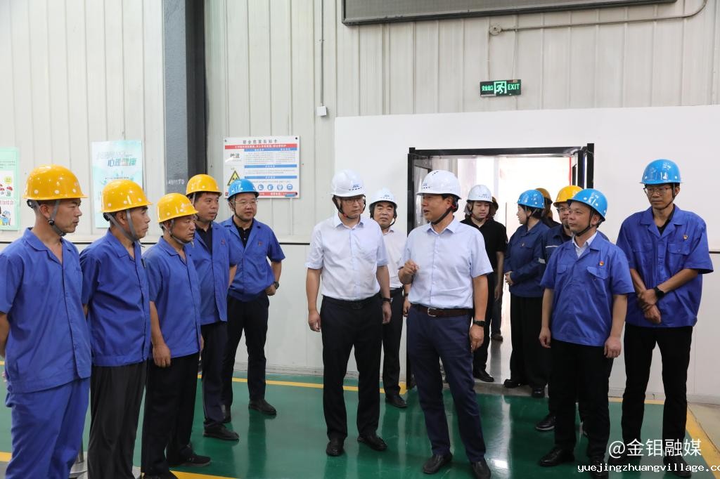 20250729-陕西有色金属集团工会常务副主席张继祥到金钼股份化学分公司“送清凉” (1).JPG